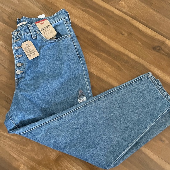 medium wash levi jeans size 32 - Picture 3 of 5
